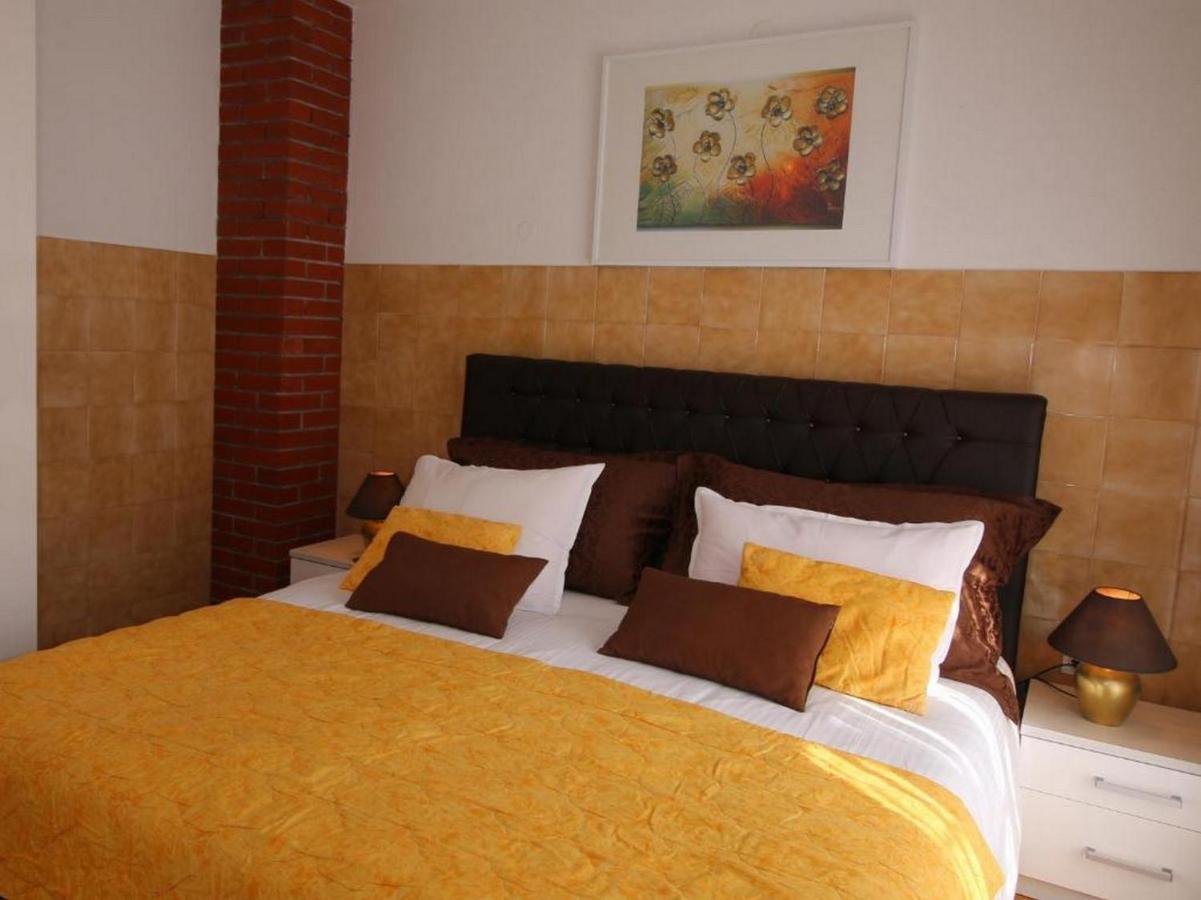 Villa Renipol Adults Only Sutivan Bagian luar foto